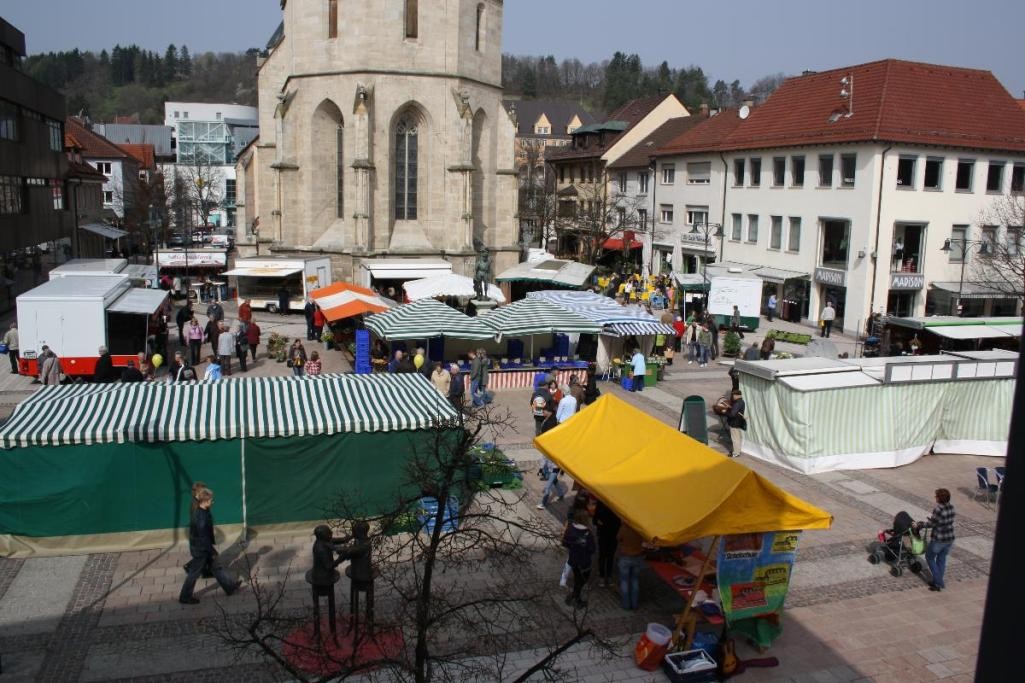 Stände des Balinger Wochenmarktes auf dem Marktplatz vor der Stadtkirche