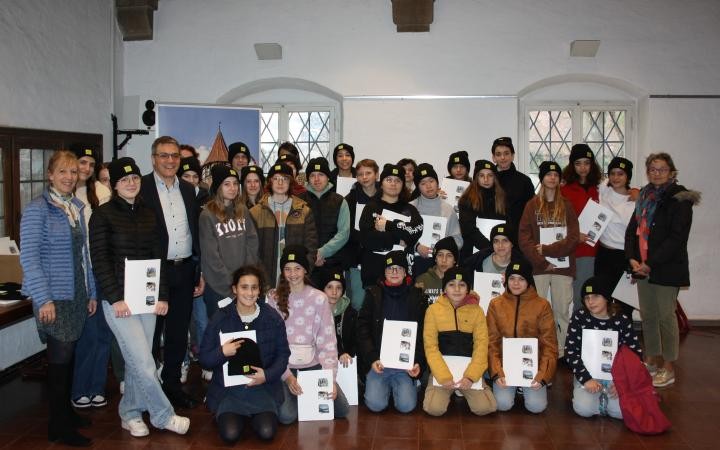 Eine Gruppe von Schülerinnen und Schüler mit ihren Lehrerinnen aus Royan mit  Oberbürgermeister Dirk Abel 