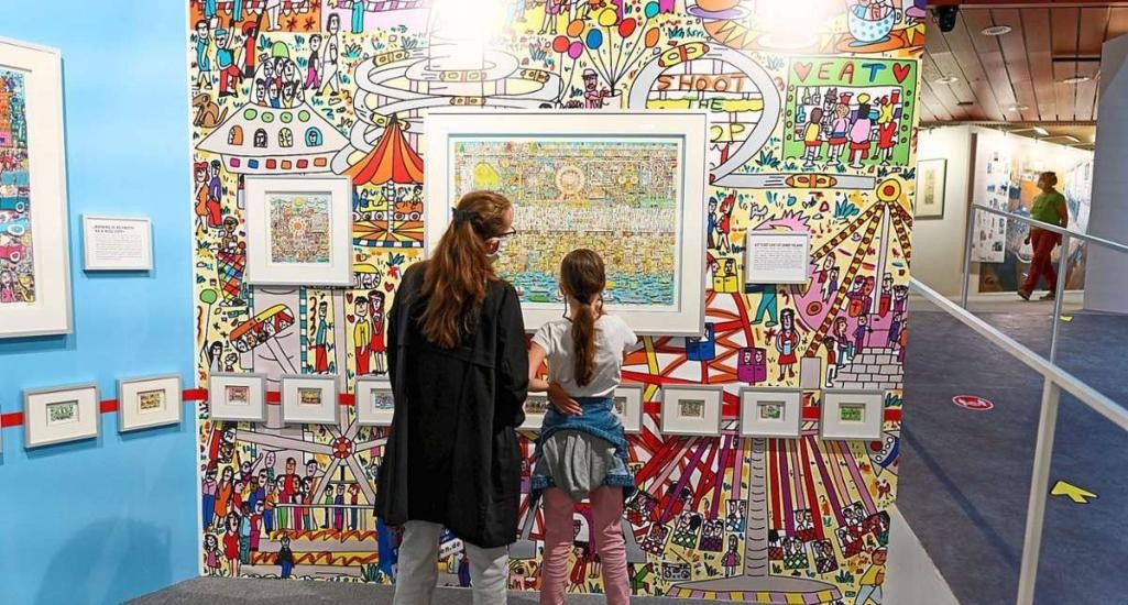Mutter mit Tochter betrachtet ein Bild in einer Ausstellung