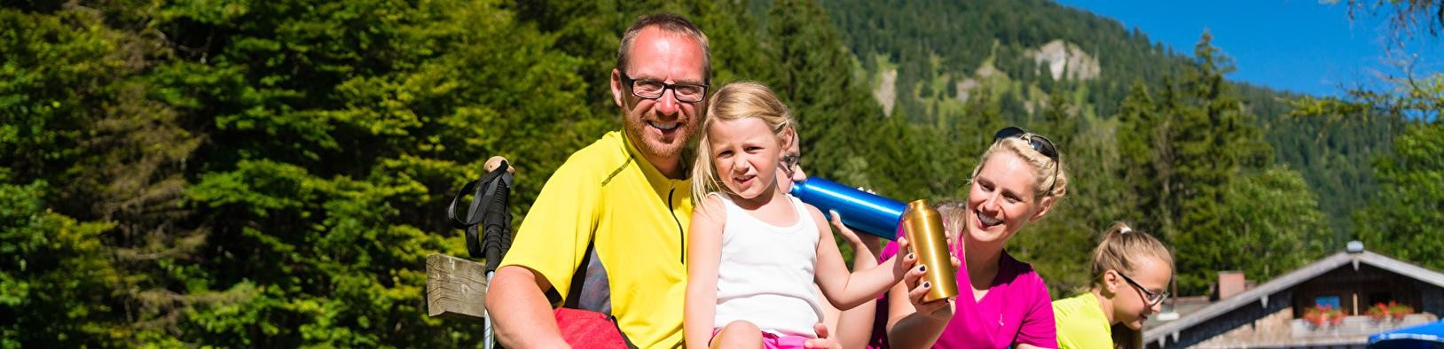 Familie beim Wandern Familie beim Wandern