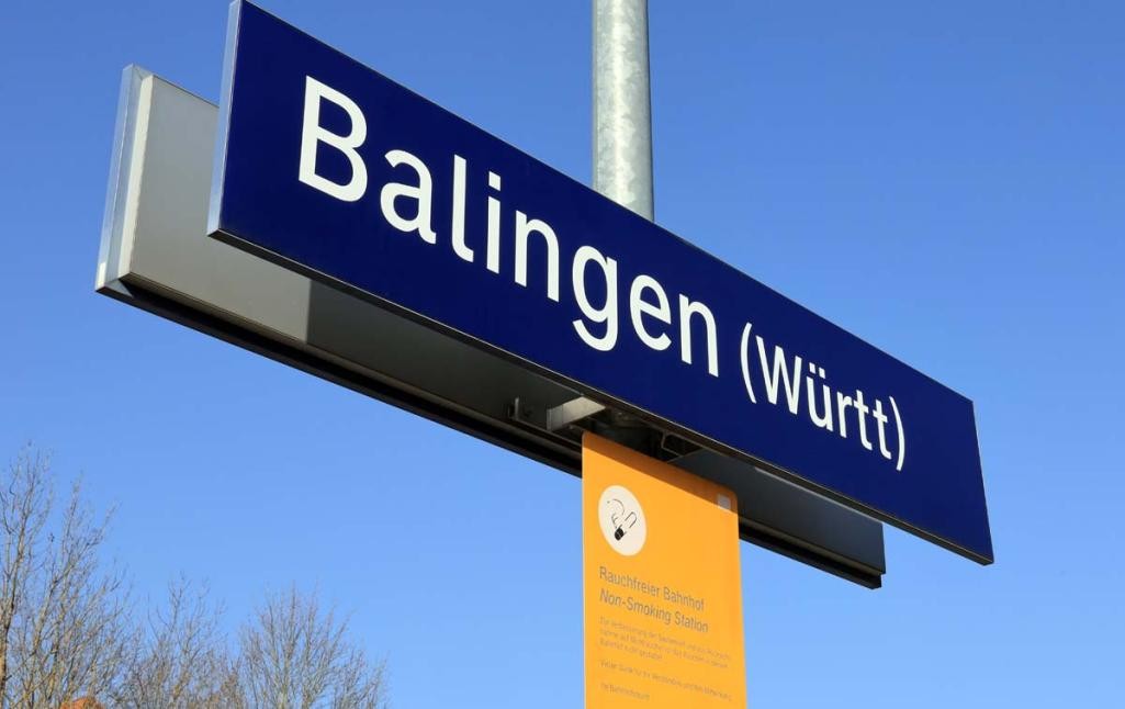 Ortshinweisschild mit Schriftzug Balingen am Bahnhof