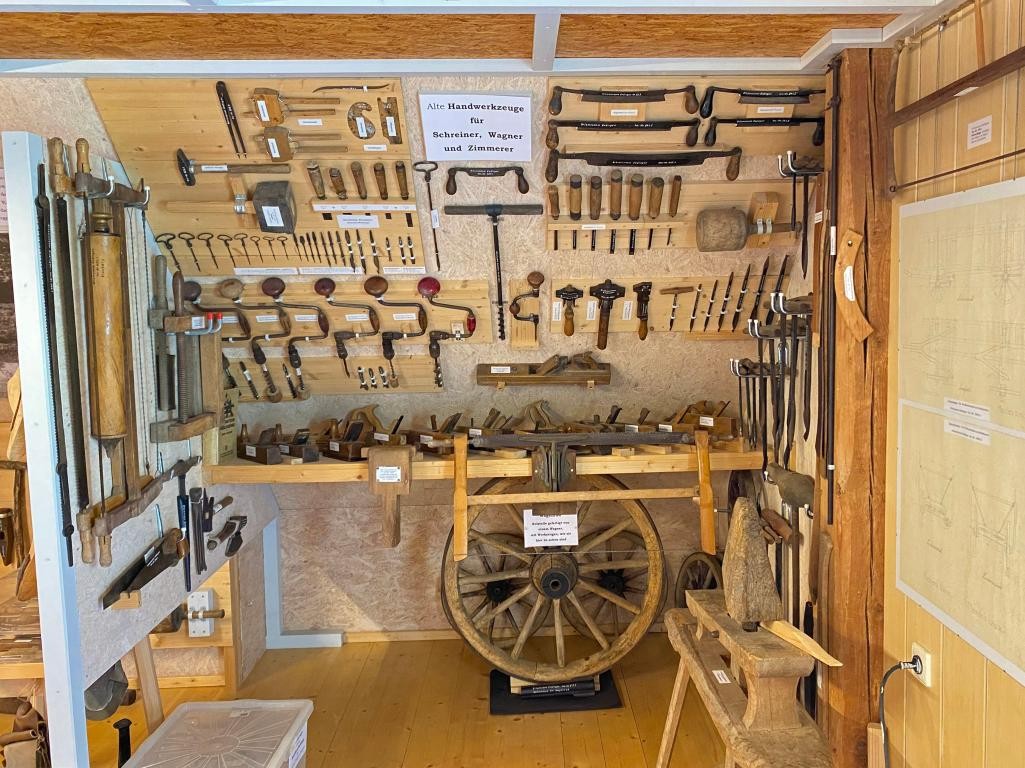 An der Wand aufgereihtes Handwerkzeuge im Ortsmuseum in Endingen