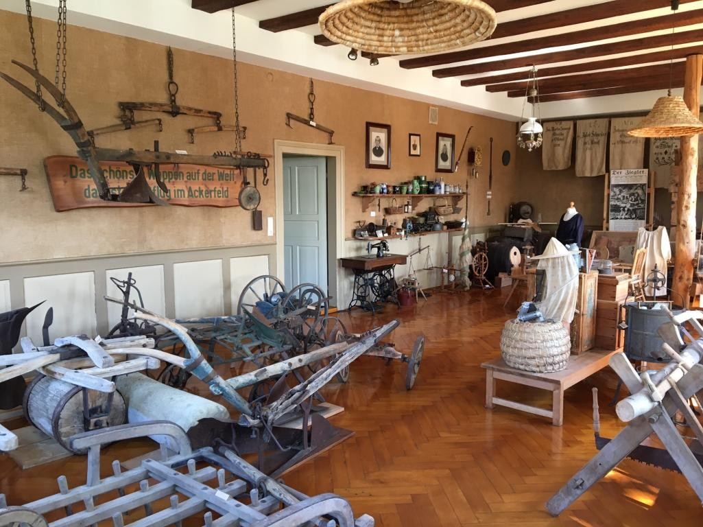Großer Raum mit Werkzeugen und Haushaltsgegenständen im Ostdorfer Bauernmuseum
