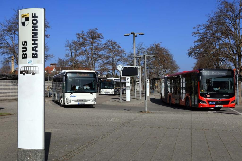 Balinger Busbahnhof mit drei Bussen