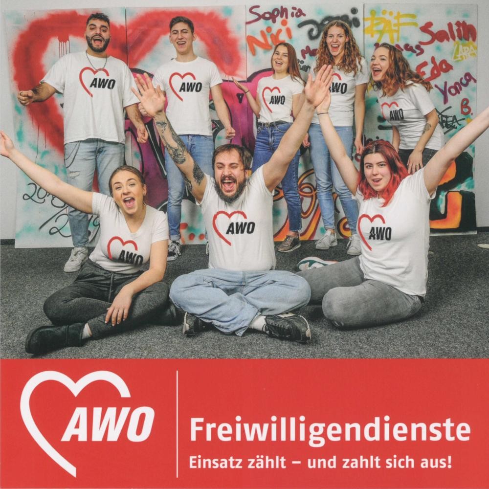 Flyer von AWO Freiwilligendienst: mehrer Personen auf jubeln