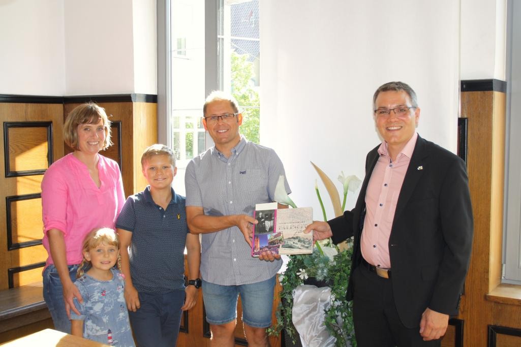 Mike Reif mit Ehefrau Melanie Kessler-Reif und den Kindern Lotta und Finn bei Oberbürgermeister Dirk Abel.  