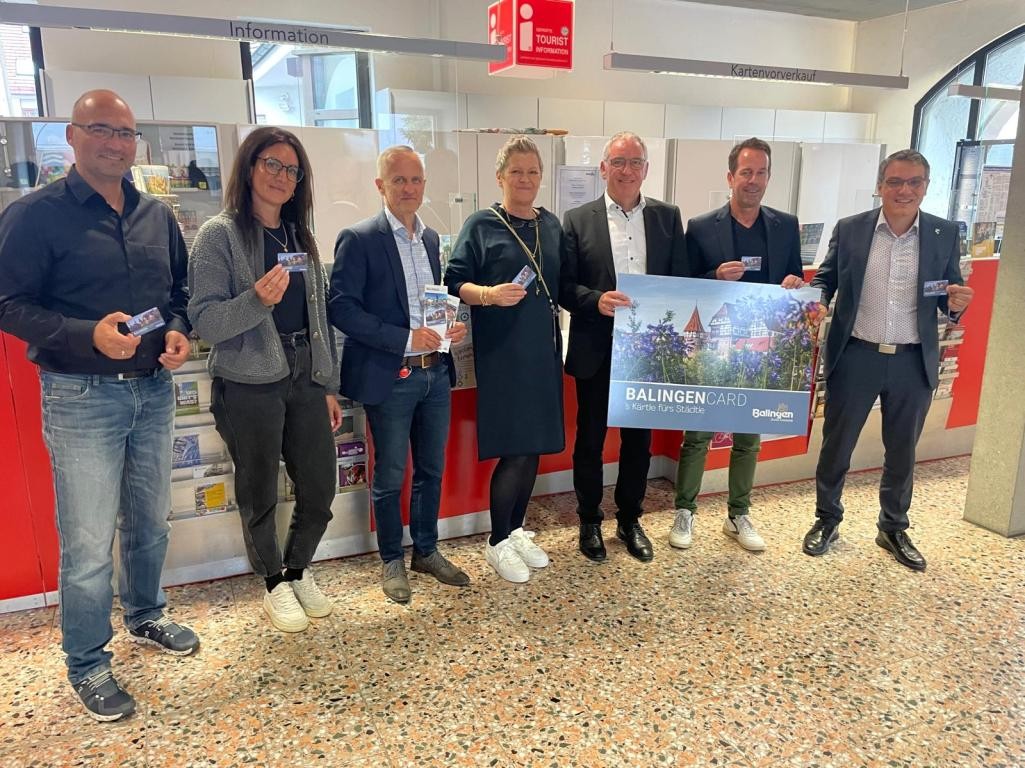 Gruppenfoto im Foyer des Rathauses mit BalingenCards