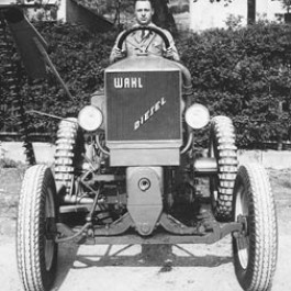Ein Traktor der Firma C. F. Wahl Maschinenfabrik, (4-Takt-Dieselmotor, 1 Zylinder, 12 PS), etwa 1938