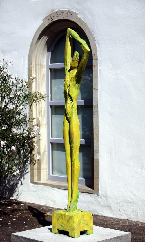 Kunstobjekt von Wolfgang Thiel vor der Zehntscheuer