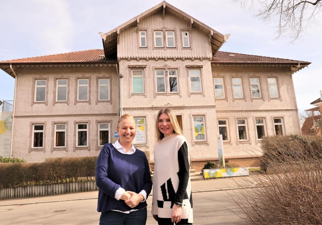 Von links: Anne Bohn, Leiterin des Generationenhaus und Nicole Scheletz, Leiterin des Balinger Stadtarchivs. © Foto Paul Bossenmaier