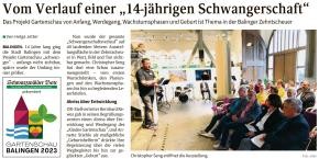Ausriss aus dem Schwabo vom 9. Mai zeigt Christopher Seng bei seiner Eröffnungsrede auf vor Publikum auf der Treppe der Zehntscheuer