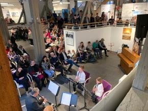 Sehr viele Gäste sitzen und stehen in der Zehntscheuer. Es spielt das vierköpfige Klarinetten Ensemble
