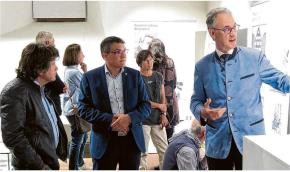 Kurator Franz-Severin Gäßler erläutert Oberbürgermeister Dirk Abel Einzelheiten der Sonderausstellung