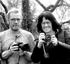 Manfred Winderl und Irmgard Röcker halten Kameras vor der Brust und lächeln