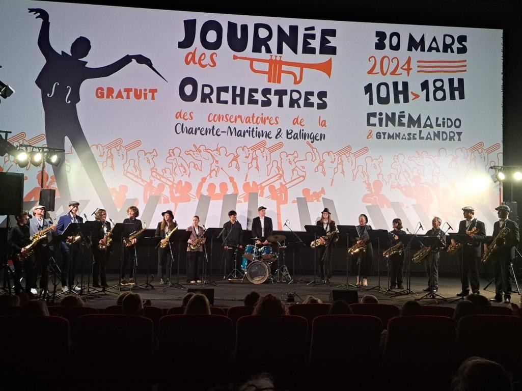 Die Saxofone auf der Bühne in Royan