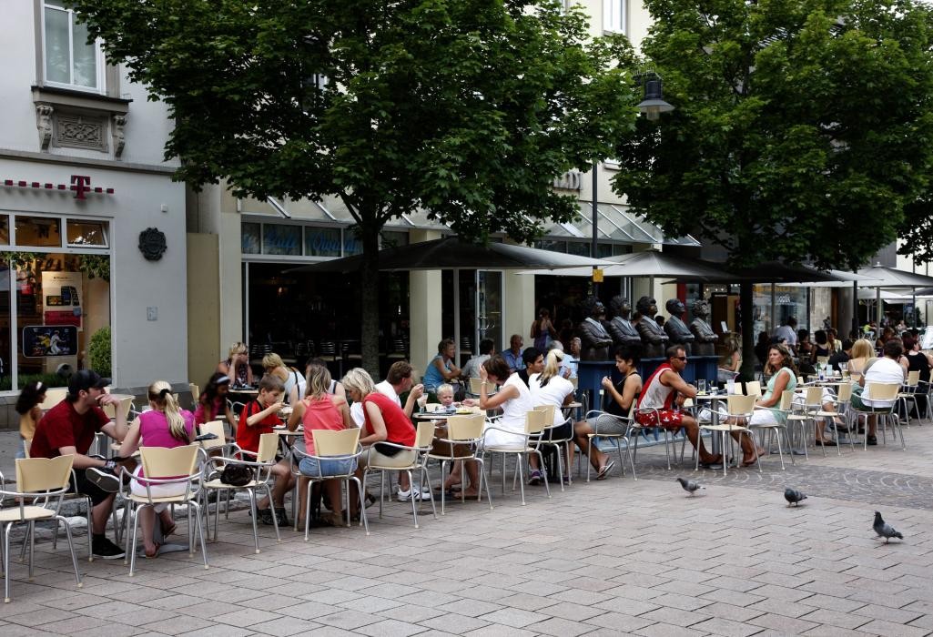 Vollbesetzte Cafés in der Innenstadt