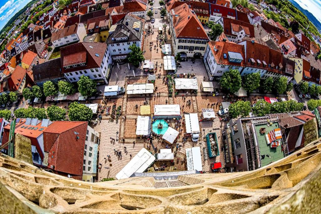 Der Balinger Marktplatz während des Wochenmarkts vom Kirchturm der Stadtkirche aus Der Balinger Marktplatz während des Wochenmarkts vom Kirchturm der Stadtkirche aus