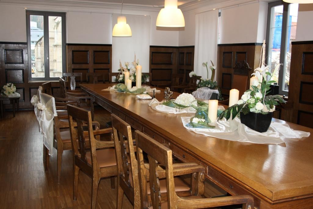 Langer Tisch im kleinen Sitzungssaal