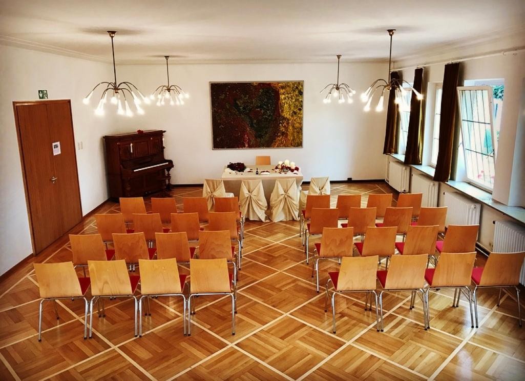 Bestuhlter Saal im alten Landratsamt 