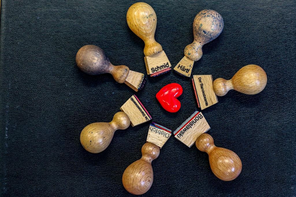 Stempel der Standesbeamten im Kreis, mittig ein Herz