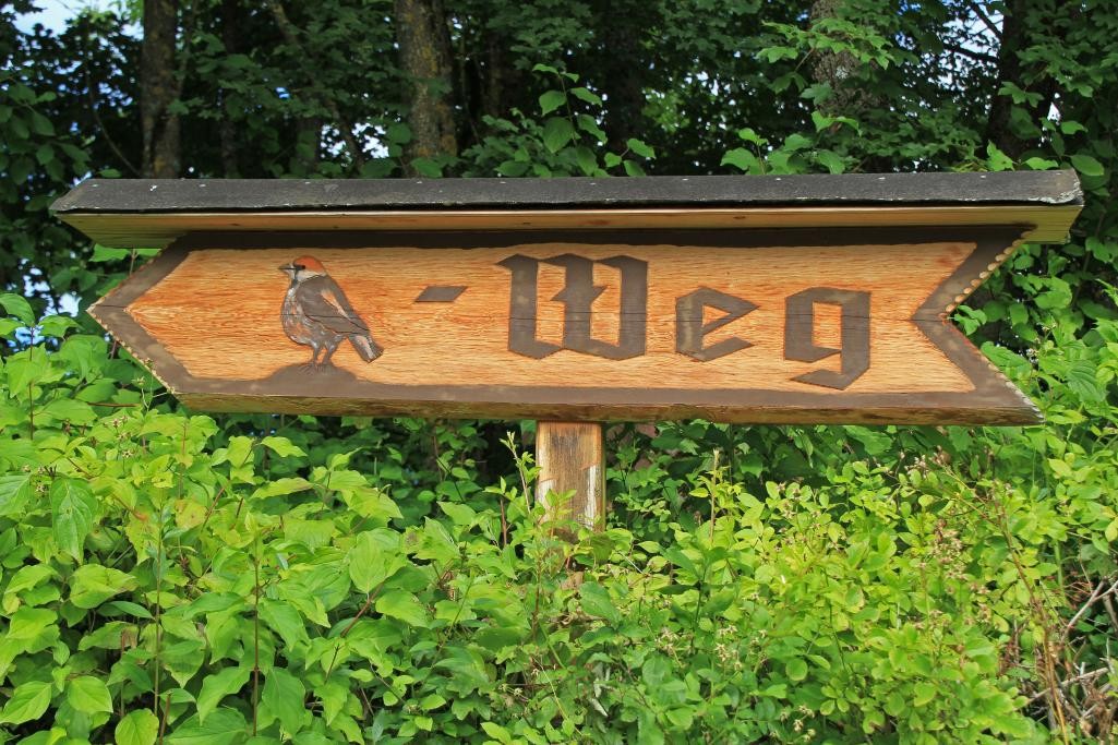 Holzwegweiser zum Vogelpfad