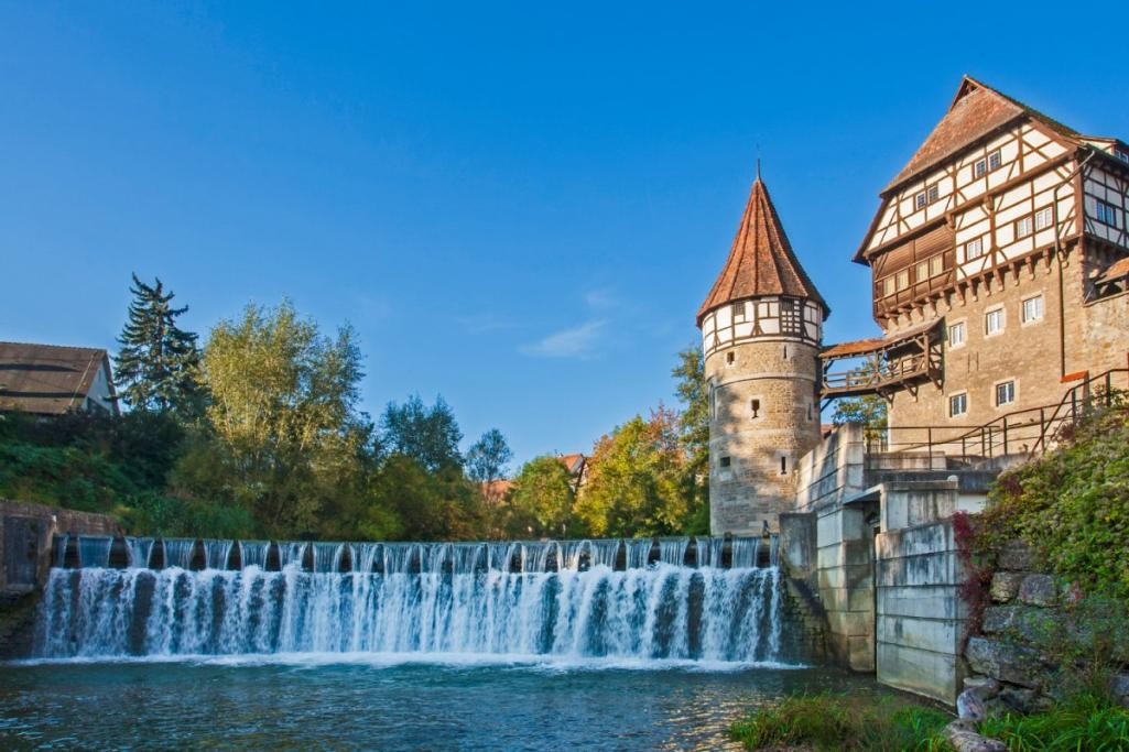 Stauwehr der Eyach mit Zollernschloss