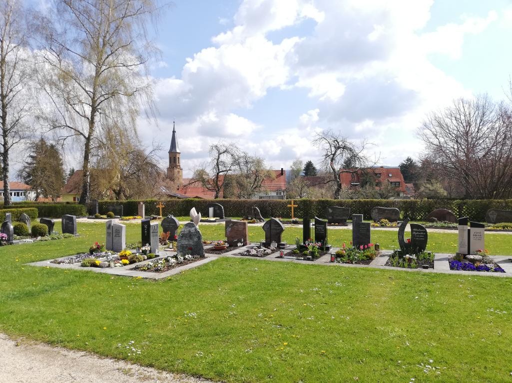 Friedhof Endingen mit Blick auf den Ortskern Endingen