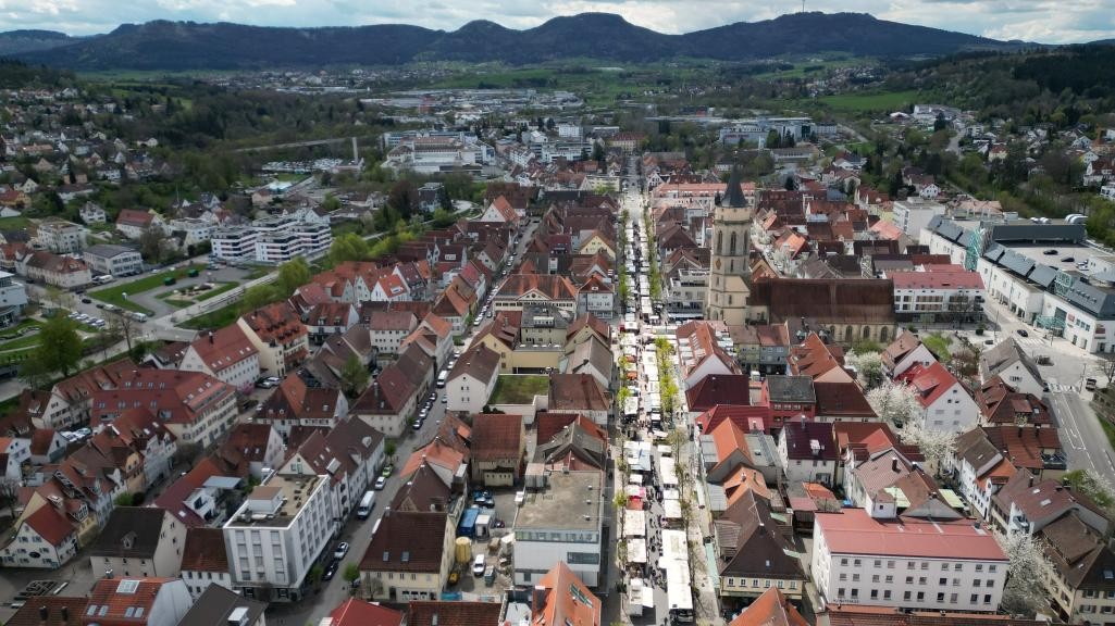 Ein Drohnenfoto von der Balinger Innenstadt mit einer großen Zahl von Ständen entlang der Friedrichstraße