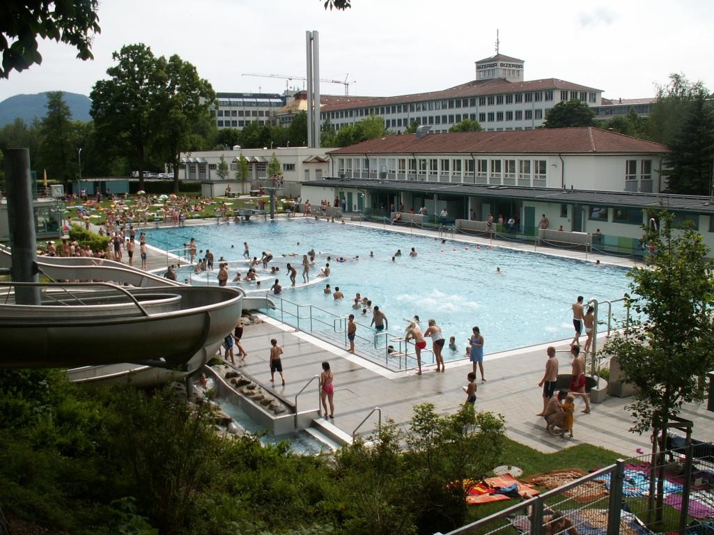 Schwimmbecken mit Badegästen