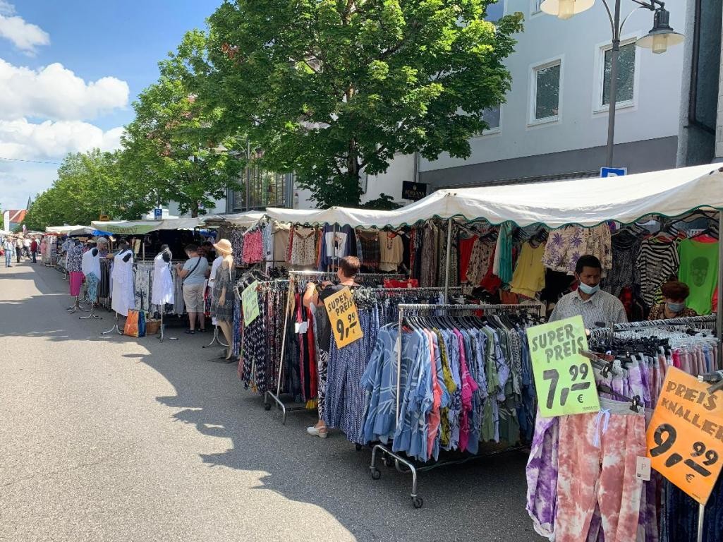 Stände in der Friedrichstraße Stände mit Bekleidung auf dem Balinger Jahrmarkt