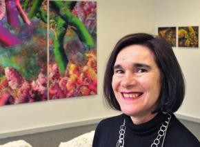 Ulrike Donié vor einem ihrer Werke