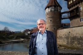 Portraitfoto von Bürgermeister a.D. Reinhold Schäfer vor dem Zollernschloss