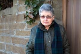 Portraitfoto von Margarete Lang Murmann vor ihrem "Schafstall"