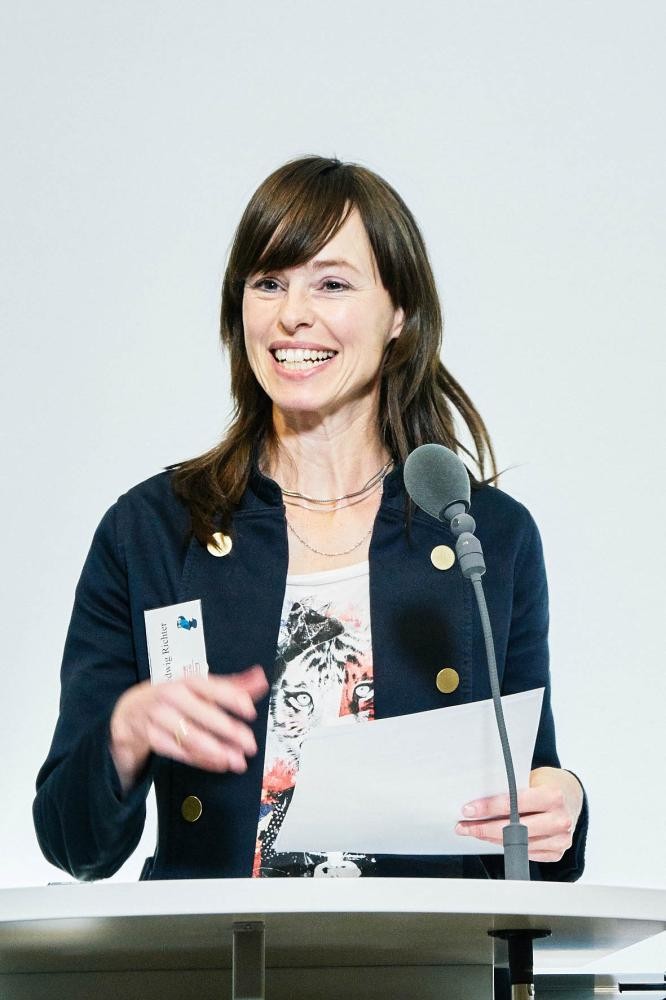 Hedwig Richter an einem Rednerinnenpult