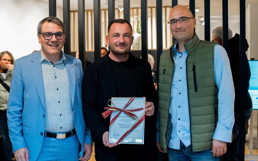 Drei Personen Oberbürgermeister Dirk Abel, Geschäftsführer Polichronis Sidiropulos, Wirtschaftsförderer Niko Skarlatoudis stehen für ein Foto zur Neueröffnung und lachen in die Kamerea Drei Personen Oberbürgermeister Dirk Abel, Geschäftsführer Polichronis Sidiropulos, Wirtschaftsförderer Niko Skarlatoudis stehen für ein Foto zur Neueröffnung und lachen in die Kamerea