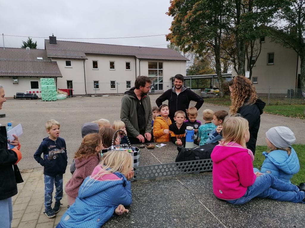 Lagebesprechung an der Tischtennisplatte Lagebesprechung an der Tischtennisplatte