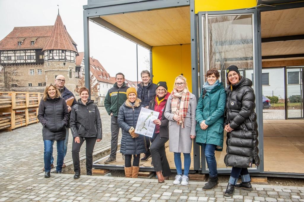 emeinsam auf der Gartenschau: v.l.: (von links): Dorothea Gallinaro (Amt für Umwelt und Abfallwirtschaft Zollernalbkreis, Ansprechpartnerin Entsorgungsfragen auf Gartenschau und Kugelbahn), Friedrich Scholte-Reh (Leiter Amt für Umwelt und Abfallwirtschaft ZAK), Sabrina Danner (Amt für Bauen und Naturschutz ZAK) Christian Beck (Leiter Forstamt ZAK), Silke Leibold (Geschäftsführerin der Wirtschaftsförderungsgesellschaft des Zollernalbkreises und der Touristinfo Zollernalb), Landrat Günther-Martin Pauli, Annette Stoll-Zeitler (Leitung Ausstellung und Betrieb Eigenbetrieb Gartenschau), Friederike Gall (Projektkoordination Gartenschau Landwirtschaftsamt ZAK), Dr. Jana Kleen (Leiterin Landwirtschaftsamt ZAK), Annette Stiehle (Technische Geschäftsführung Eigenbetrieb Gartenschau)