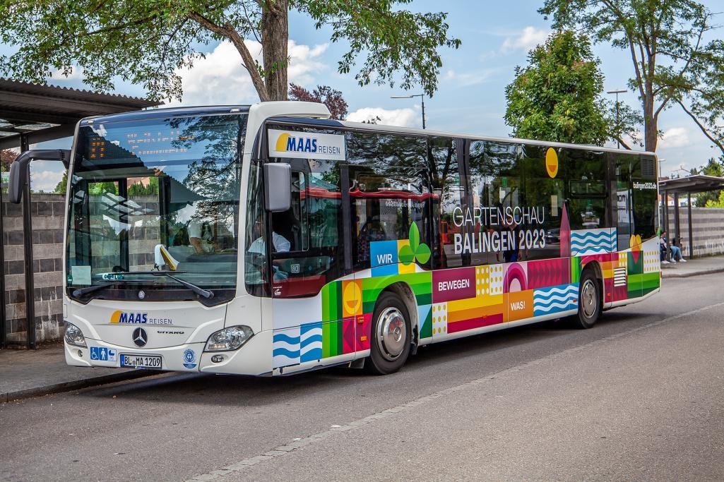 Gartenschau-Bus an einer Haltestelle