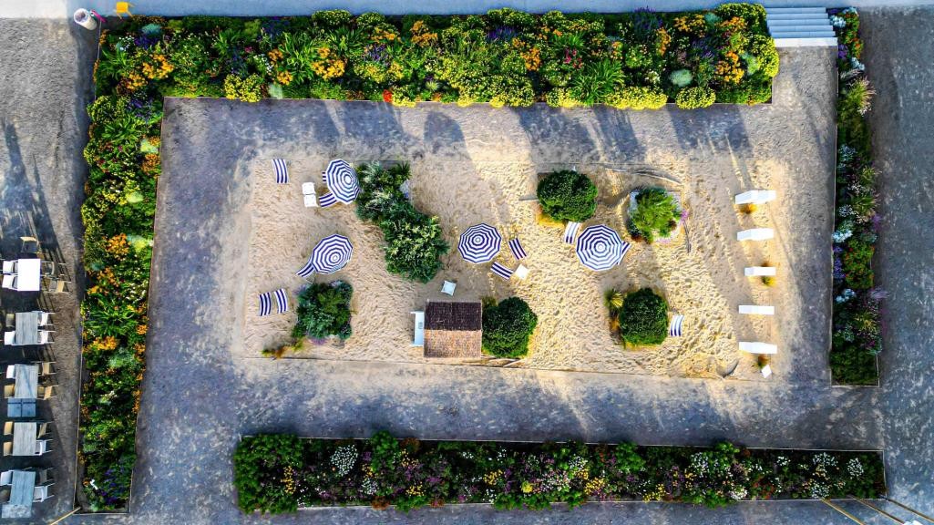 Sonnenschirme auf dem "Sandstrand"