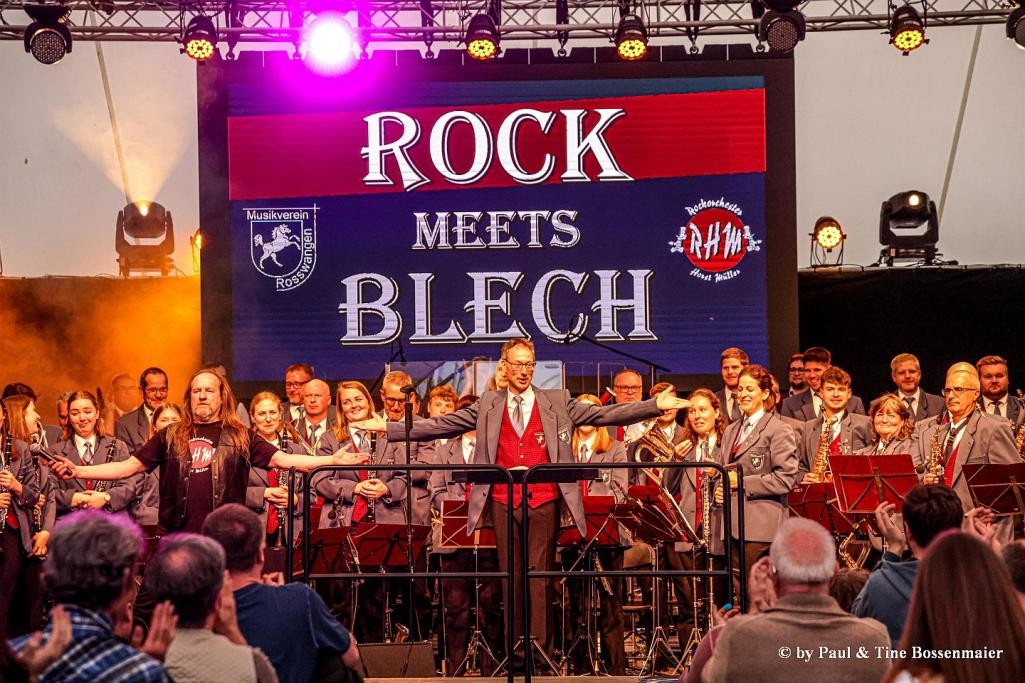 Ochester und Band gemeinsam auf der Bühne