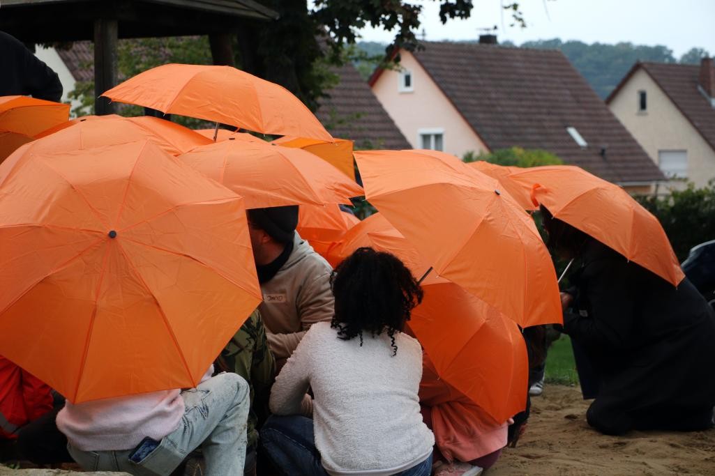 Kinder unter Regenschirmen