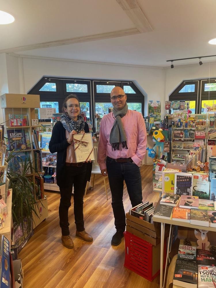 Zwei Personen stehen im Bücherladen Zwei Personen stehen im Bücherladen