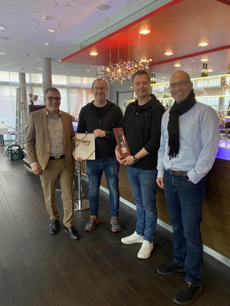 4 Personen stehen im Restaurant vor dem Tresen für das Foto 4 Personen stehen im Restaurant vor dem Tresen für das Foto