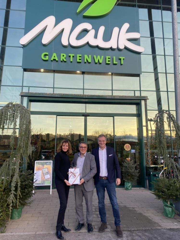 Drei Personen stehen vor dem Eingang der Mauk Gartenwelt Drei Personen stehen vor dem Eingang der Mauk Gartenwelt