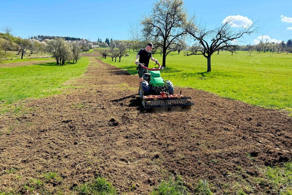 Ein Mann mit Gerät auf einer Wiese