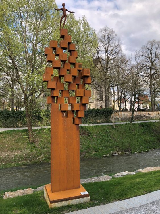 Kunstwerk von Zeljko Rusic gegenüber des Friedhofs