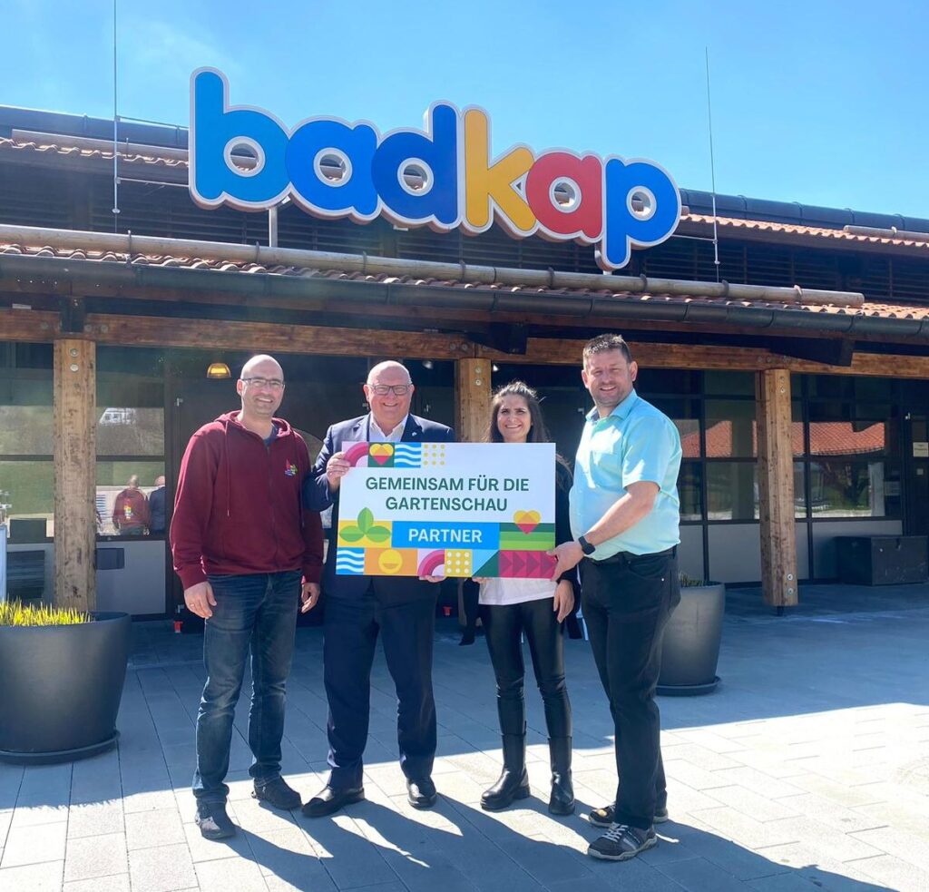 Begeistern ab Mai gemeinsam die Gäste (v. l.): Niko Skarlatoudis, Marketing Gartenschau; Oberbürgermeister Helmut Reitemann; Jasmin Hörter, Marketing badkap, und Marcus Eichstädt, Geschäftsführer badkap