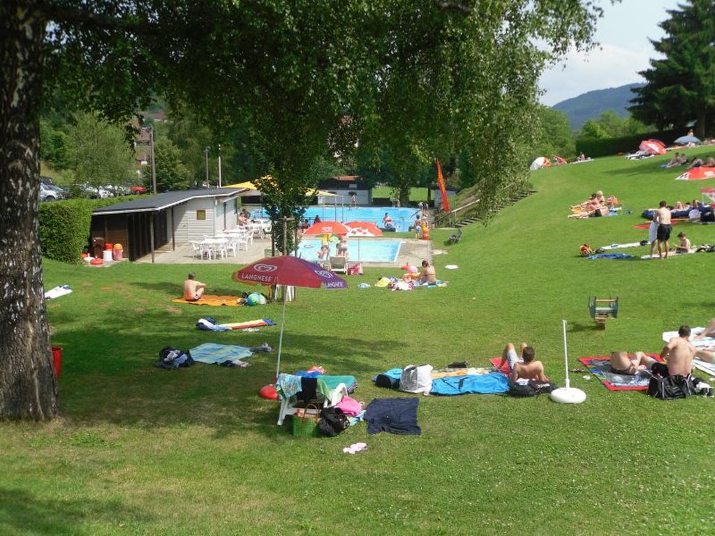 Liegewiesen im Freibad Streichen Liegewiesen im Freibad Streichen