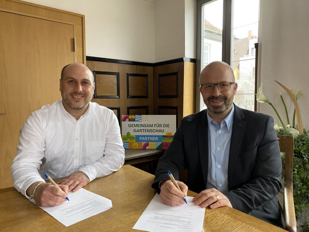 Unterschreiben gemeinsam für eine erfolgreiche Gartenschau: Vertriebsmanager Thorsten Heckhoff (l.) und Bürgermeister Ermilio Verrengia