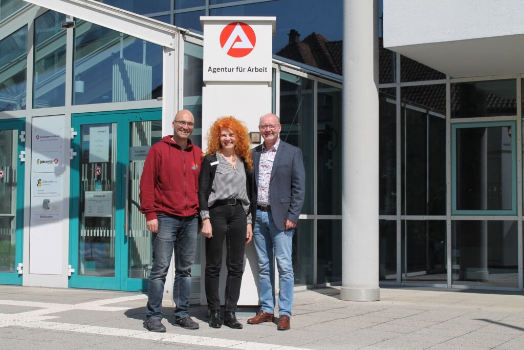 Freuen sich auf eine schöne Gartenschau (v.l.): Niko Skarlatoudis (Leiter Marketing, PR und Events Gartenschau), Anke Traber, Vorsitzende der Geschäftsführung Agentur für Arbeit Balingen, und Pressesprecher Rolf Gehring